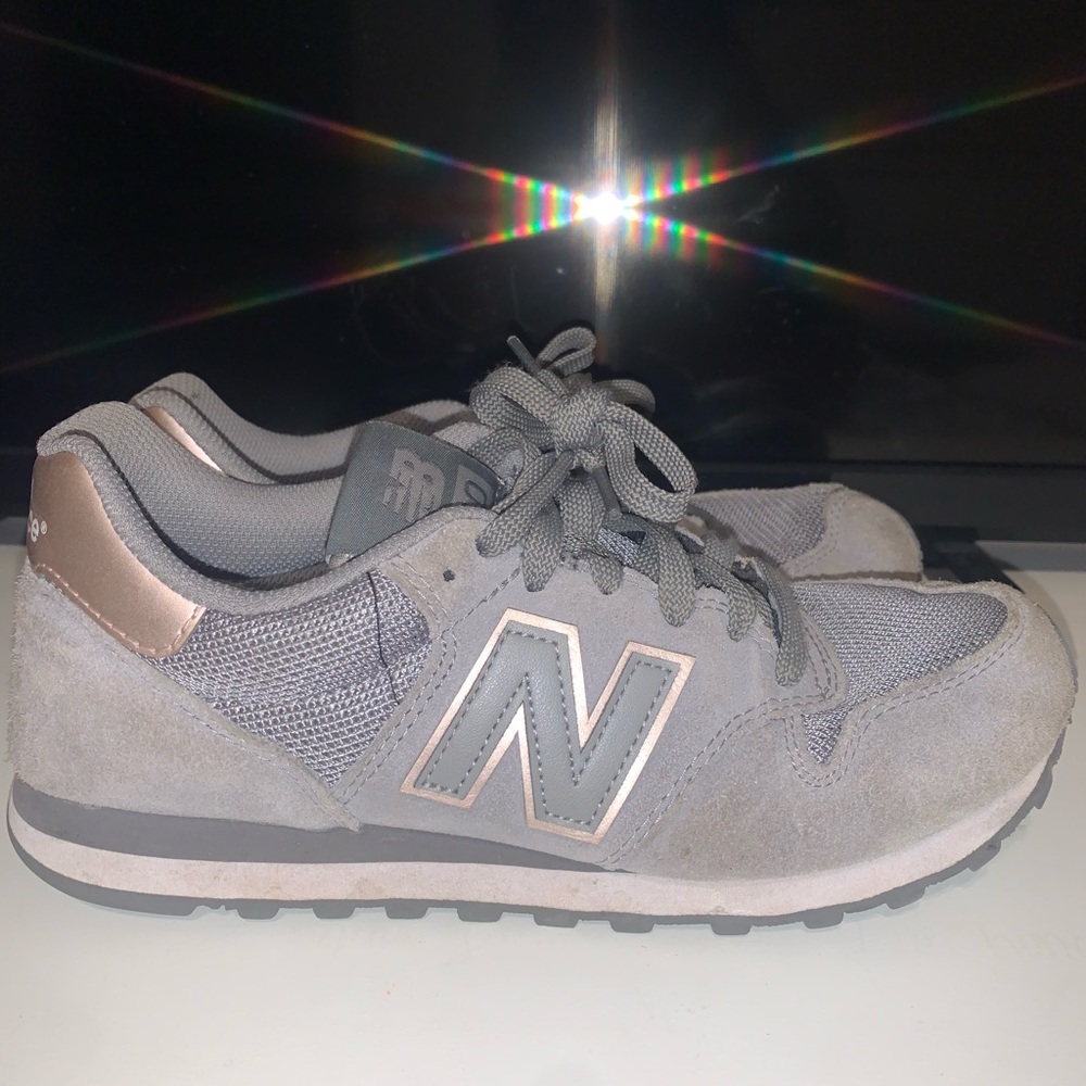 Womens New Balance tennis shoes